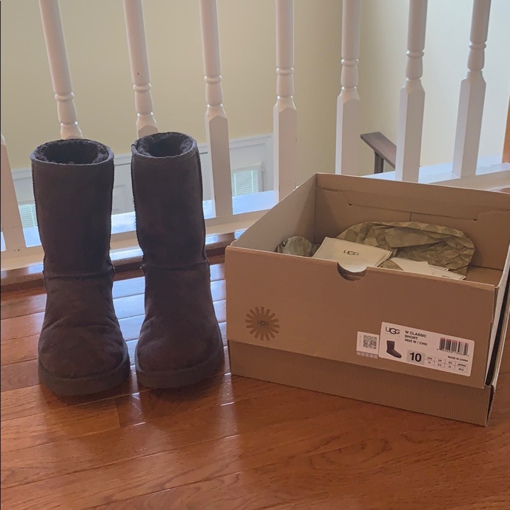 Ugg Boots, Classic Short in Chocolate